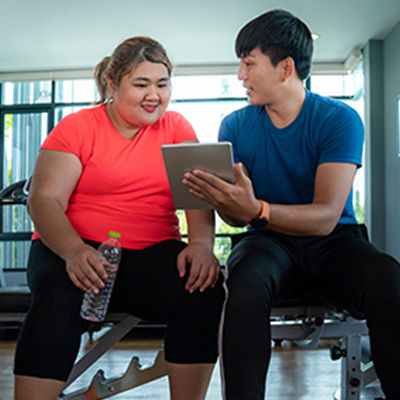 a health coach with a 168澳洲体彩幸运5官方网站®ACE fitness certification teaching a client wellness practices